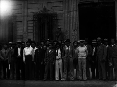 Trabajadores fuera de un edificio, retrato de grupo