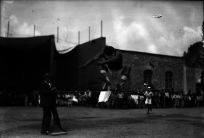 Hombre realizando salto de altura
