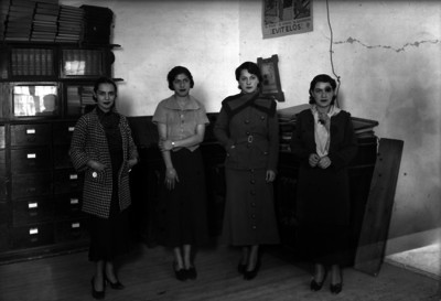 Empleadas en una oficina, retrato de grupo