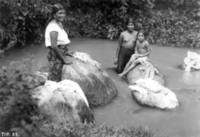 Mujeres indígenas lavando y bañándose en un arroyo, retrato