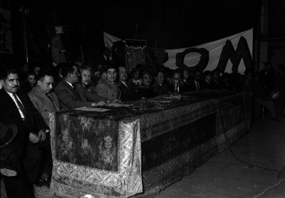 Líderes sindicales en una reunión de la CROM