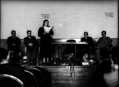 Mujer pronunciando un discurso