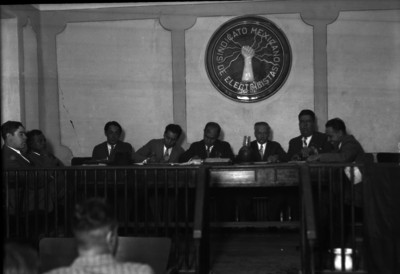 Líderes sindicales electricistas durante una asamblea