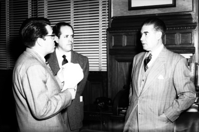 Agustín García López conversando con funcionarios en una oficina acerca de la huelga de Teléfonos de México
