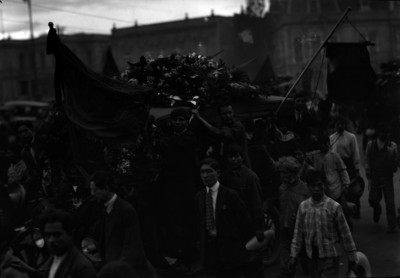 Cortejo fúnebre de un obrero por una calle