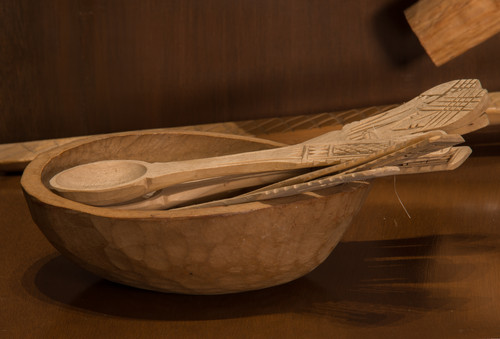 Cucharas, cuchillos y tenedores de madera labrada y grabada