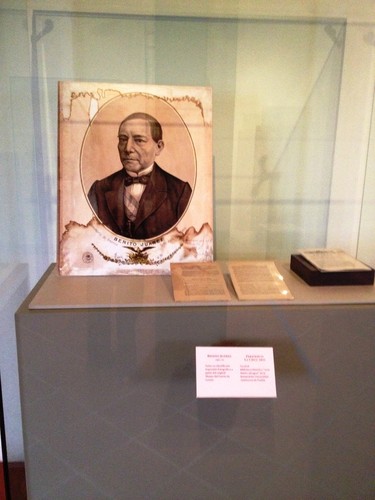 Retrato de Benito Juárez y página del periódico La Cruz