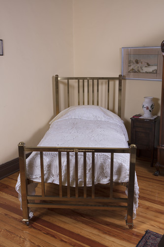 Cama de latón