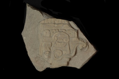 Fragmento de friso, rostro atributos de Tláloc